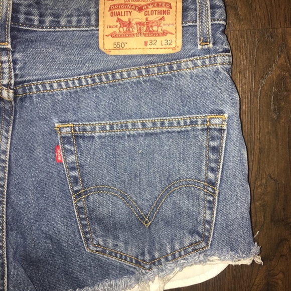 Levi cut off jean shorts - Picture 3 of 7